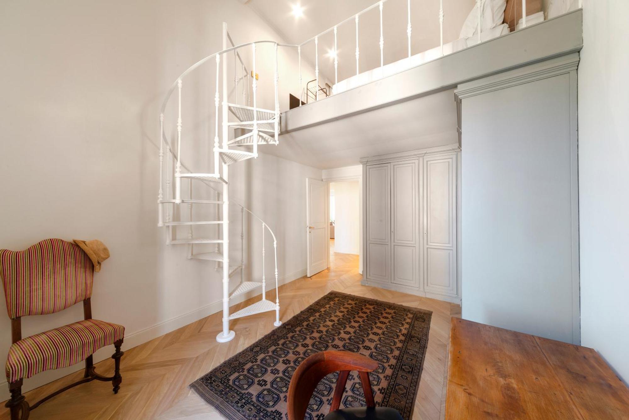 Timeless Elegance In Trastevere Roma